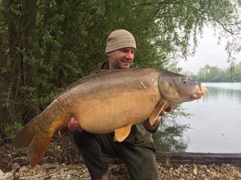 Lee Jenkinson with Hockey Stick at 33lb 6oz from The Alamo 29.4.17